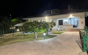 Villa Lidia & Attico Degli Artisti, Free Pets , Giardino Recintato E Attrezzato